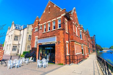 Bedford. UK: Great Ouse Nehri 'nin güzel manzarası, güneşli bir günde Charter yürüyüşünden Shire Salonu