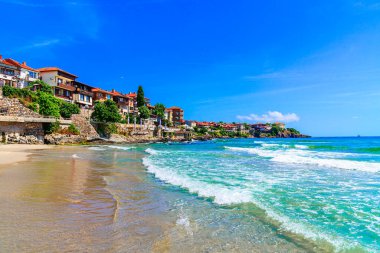 Sozopol, Burgaz Eyaleti, Bulgaristan: Güney kale duvarları ve Karadeniz kıyı şeridi ve ortaçağ Apollonia 'sında kulesi bulunan eski kentin güzel manzarası.