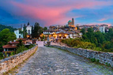 Bulgaristan 'ın Veliko Tarnovo kenti: Eski Bulgar başkenti Veliko Tarnovo' daki Çarevets tarihi kenti, günbatımında, Avrupa