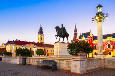 Oradea, Romanya: Romanya Kral Ferdinand 'ın Avrupa heykeliyle alacakaranlıkta Birlik Meydanı