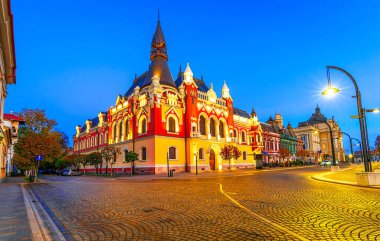 Oradea, Romanya: Avrupa 'nın seyahat merkezi olan Alacakaranlık' ta Unirii Meydanı 'nda Katolik Piskoposluğu