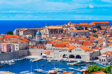 Dubrovnik, Hırvatistan: Adriyatik denizi ve Avrupa 'nın Adriyatik Denizi ve Dalmaçya kıyıları üzerindeki güçlendirilmiş duvarlarla çevrili eski kente (ortaçağ Ragusa) ait hava manzarası