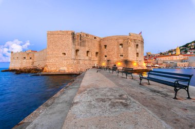Dubrovnik, Hırvatistan: St. John Kalesi 'nin gün doğumu manzarası ve Adriyatik Denizi ve Dalmaçya Sahili' ndeki güçlendirilmiş surlar, Avrupa seyahatlerinin varış noktası
