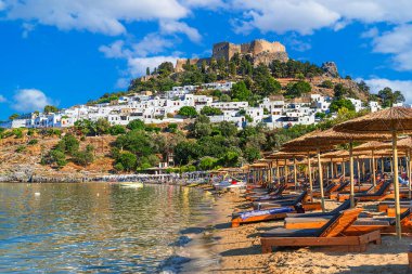 Lindos, Rodos, Yunanistan: Lindos Akropolis ve Rodos adasındaki plaj manzarası, Ege Denizi, Avrupa
