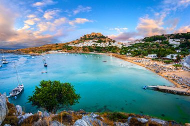 Lindos şehri, Rodos Adası, Yunanistan: Günbatımında beyazlatılmış köy ve Akropolis ile Ege Denizi, Avrupa 'da Lindos körfezinin panoramik manzarası