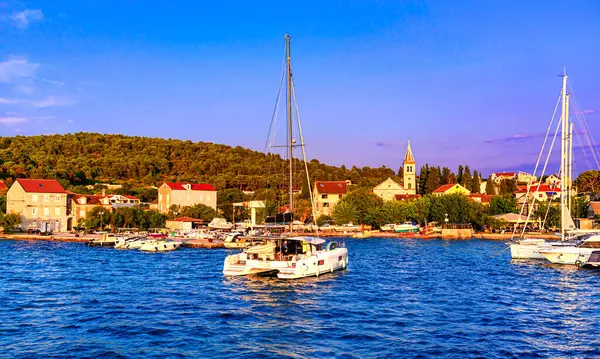 Zlarin adası, Hırvatistan ve Sibenik takımadaları: Limanı, Dalmaçya 'yı, mercan mücevheri adasını, Avrupa' yı gezmek için gittikleri yeri teknelerle birlikte gün batımı manzarası