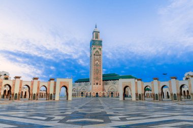 Casablanca, Fas: Hassan II Camii 'nin panoramik manzarası, Afrika' nın işleyen en büyük camisi, seyahat beldesi