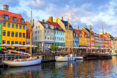 Kopenhag, Danimarka: Eski Nyhavn Limanı 'nda gemiler ve renkli binalar, Eski Kent ve Avrupa seyahatleri