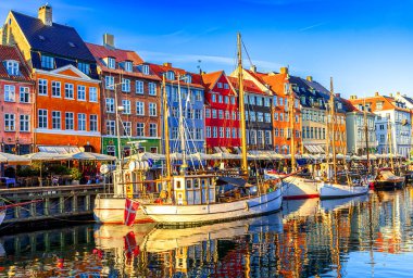 Kopenhag, Danimarka: Eski Nyhavn Limanı 'nda gemiler ve renkli binalar, Eski Kent ve Avrupa seyahatleri