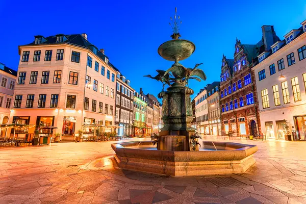 Kopenhag, Danimarka: Amagertorv, Amager Meydanı 'ndaki Stroget alışveriş bölgesindeki Leylek Çeşmesi, Avrupa' nın en uzun yaya yolu.