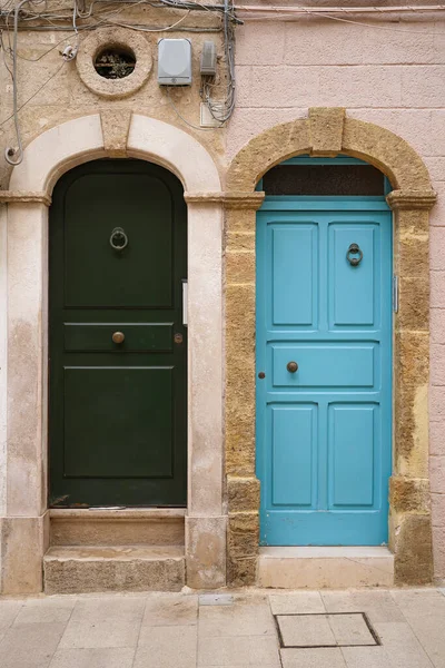 Μεσογειακού Στυλ Ξύλινες Πόρτες Στόμια Και Παλιό Πέτρινο Τοίχο — Φωτογραφία Αρχείου