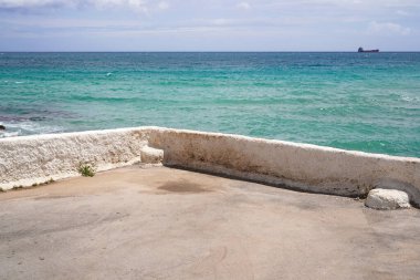 Turkuaz denizdeki görüş açısı, uzaktaki konteynır gemisi