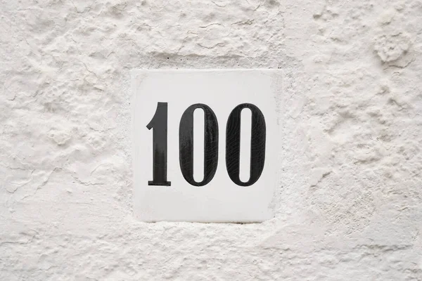 Honderd Keramische Nummerplaat Witte Wand — Stockfoto
