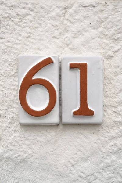 Керамический Номерной Знак Белой Стене — стоковое фото