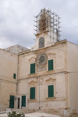 Piazza Vittorio Emanuele Meydanı 'ndaki Ortaçağ Saat Sarayı, Polignano A Mare, Puglia, İtalya           