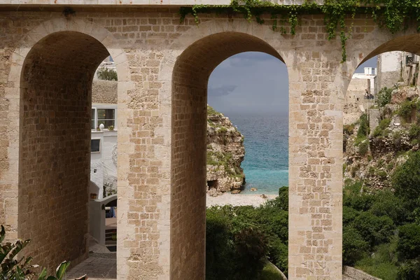 意大利Apulia Mare Polignano Lama Monachile壮观海滩旁边的一座桥 — 图库照片