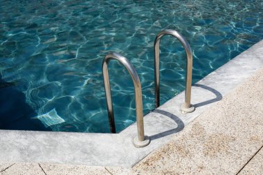 Yüzme havuzunda merdiven