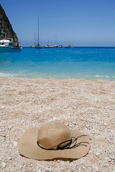 希腊Zakynthos岛上著名的旅游胜地纳瓦吉奥海滩上的草帽 悬崖高高的 碧绿的水 — 图库照片