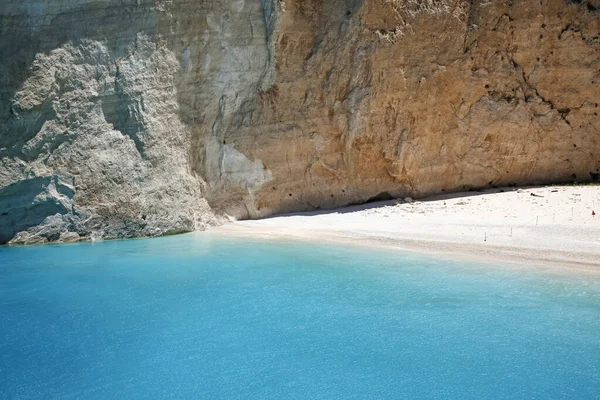 位于希腊Zakynthos岛上的著名旅游胜地纳瓦吉奥海滩的一部分 悬崖高高的 碧绿的水 — 图库照片
