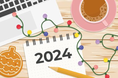 2024 'te spiral defter, düz kompozisyon, tahta masanın üzerinde zencefilli kurabiye, kahve, dizüstü bilgisayar, kalem ve yılbaşı ışıkları--