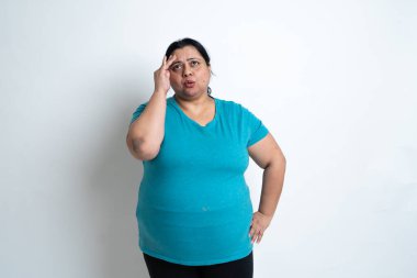 Beyaz arka planda izole edilmiş baş ağrısı ya da migreni olan şişman Hintli kadın. Artı kadın boyu. Sağlık sigortası kavramı. Boşluğu Kopyala