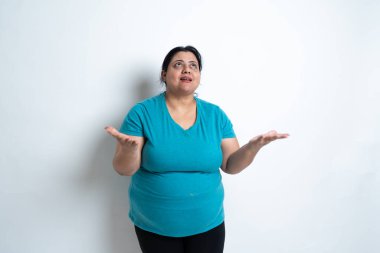 Şişman, Hintli bir kadın kollarını açmış yukarı bakıyor. Beyaz arkaplan üzerinde izole. Artı kadın boyu. Umut, Sağlık Bakım Konsepti. Boşluğu Kopyala