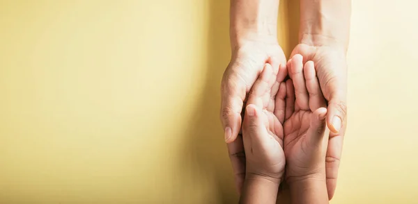 Draufsicht Eltern Und Kleines Kind Halten Leere Hände Zusammen Studio — Stockfoto