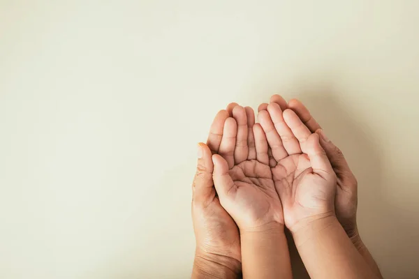 Close Hände Kinder Auf Erwachsene Mutter Hand Draufsicht Person Kind — Stockfoto