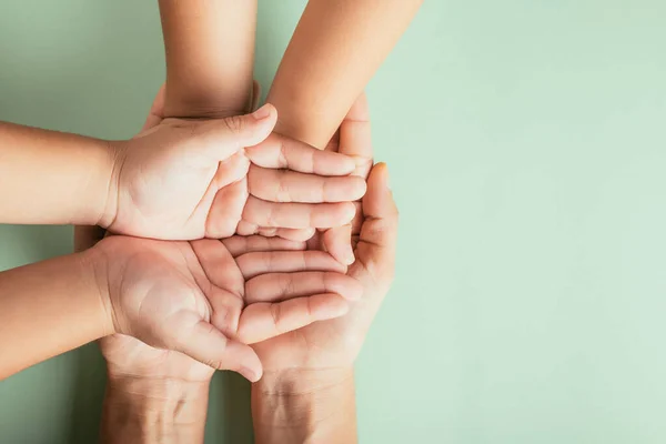 Close Hände Kinder Auf Erwachsene Mutter Hand Draufsicht Person Kind — Stockfoto