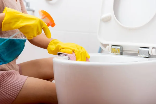 Mão Mulher Asiática Limpando Assento Vaso Sanitário Usando Spray Líquido — Fotografia de Stock