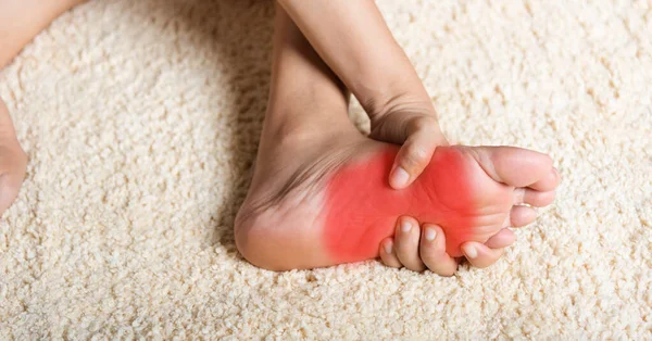 亚洲女人在家里感到脚痛 患脚痛的女人在家里用手推放松脚底的肌肉 保健问题和足部医学概念 — 图库照片