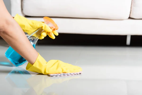 リビングルームで自宅で黄色のゴム手袋を着用アジアの女性 女性の手は 掃除機 家事や家事の概念を洗う — ストック写真