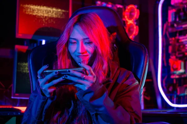Asian Woman Live Stream She Play Video Game Smartphone Home — Foto Stock