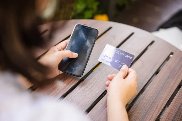 Nahaufnahme Hand Der Frau Mit Kreditkarte Und Smartphone Während Der — Stockfoto