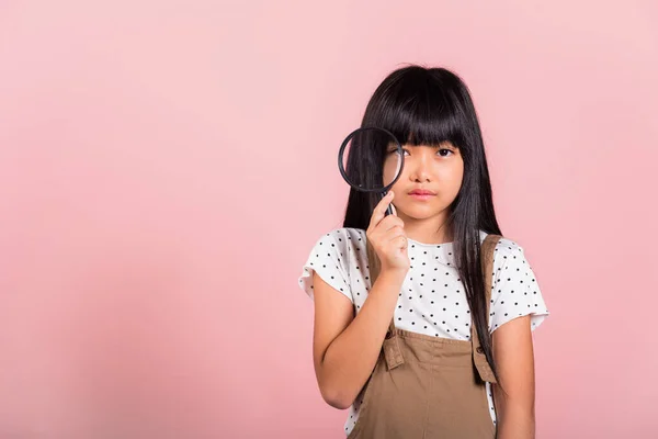 Asyalı Küçük Bir Çocuk Yaşında Komik Stüdyodaki Büyüteçten Bakıyor Pembe — Stok fotoğraf