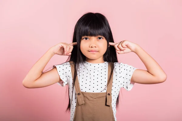 Asyalı Küçük Çocuk Yaşında Stüdyoda Kulaklarını Gözlerini Kapat Pembe Arka — Stok fotoğraf