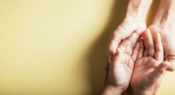 Close Handen Kinderen Volwassen Moeder Hand Top View Persoon Kid — Stockfoto