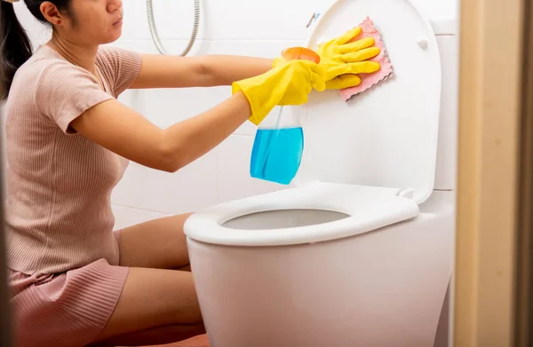 Donna Che Pulisce Sedile Del Water Usando Spray Liquido Panno — Foto Stock