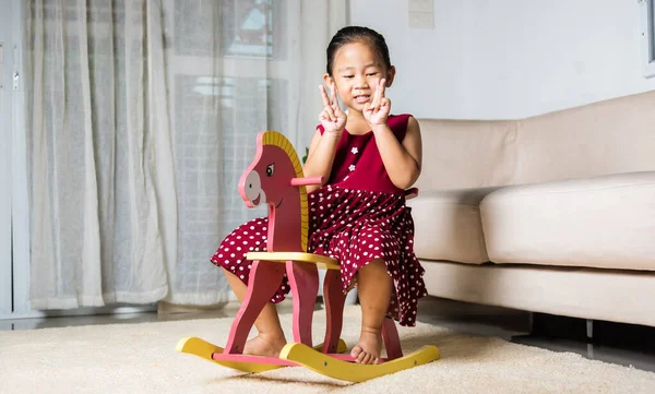 아시아의 귀여운 장난감 거실에서 흔들며 미소짓는 유치원에서 즐거운 — 스톡 사진