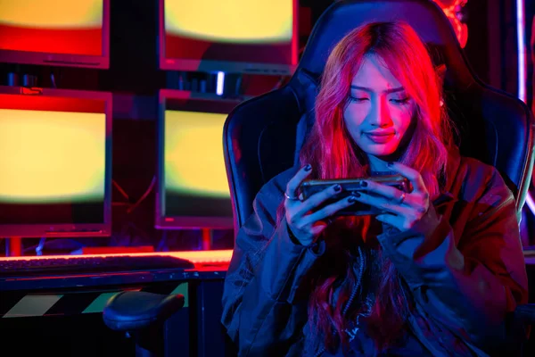 Asian Woman Live Stream She Play Video Game Smartphone Home — Foto de Stock