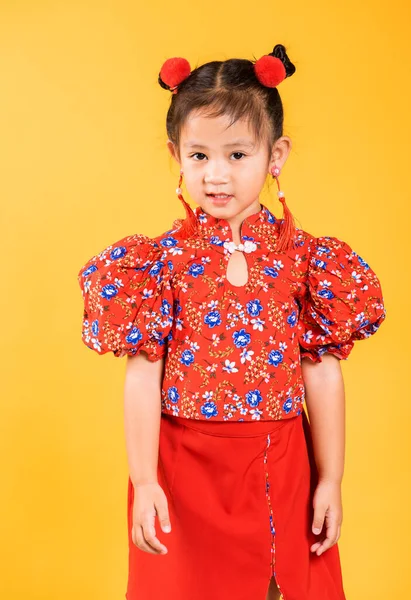 Szczęśliwy Chiński Chiński Uśmiech Małej Dziewczynki Noszącej Czerwony Cheongsam Portret — Zdjęcie stockowe