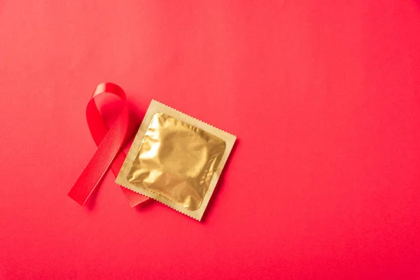 Червоний Лук Символізує Віл Обізнаність Про Рак Сніду Презервативи Тінями — стокове фото