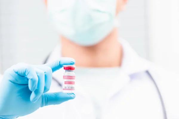 身穿制服 戴口罩的年轻医生或科学家 在实验室展示头孢病毒疫苗 携带瓶子Covid 19疫苗 医疗保健和医疗概念 — 图库照片