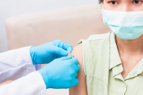 Vaksinasi Dokter Pria Setelah Suntikan Vaksin Coronavirus Bahu Wanita Muda — Stok Foto