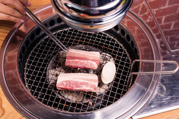 韩国牛肉烧烤热煤块 烤肉猪肉韩国烧烤传统炉灶在餐馆 日本菜中使用 — 图库照片
