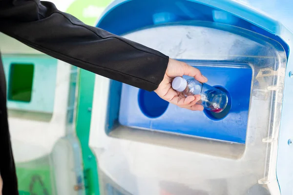 世界環境デーのコンセプト ゴミやビンをリサイクルするために空のガラス瓶の水を投げるビジネス女性 廃棄物管理環境リサイクルコンセプト — ストック写真