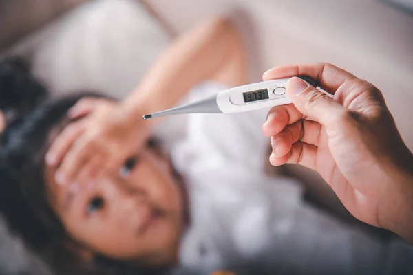 Enfant Malade Mère Vérifiant Température Fille Malade Avec Thermomètre Dans — Photo