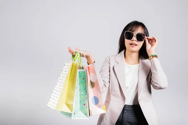 Glad Kvinna Med Glasögon Säker Shoppare Ler Håller Online Shoppingväskor — Stockfoto