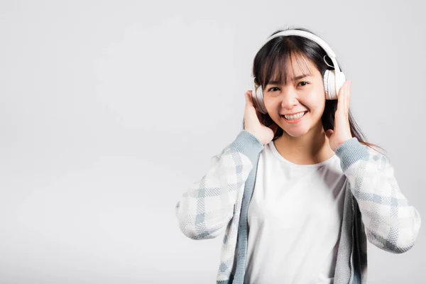 Kvinna Glada Leende Lyssna Musik Radio Bluetooth Hörlurar Och Hålla — Stockfoto