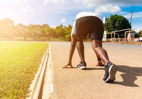 亚洲年轻运动员 运动跑步者 积极参加运动 准备在跑步机上进行户外运动训练 以向前迈进一步 进行健康的运动锻炼 并在脚上进行特写 — 图库照片